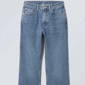 Jeans från weekday  - Jeans från Weekday i modellen VOYAGE high straight jeans och i storlek 24/32💕inga defekter