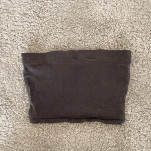 Bandeautopp - Säljer denna grå bandeautopp från H&M! Superskön, enkel och snygg. Nyskick. Köparen står för frakt.