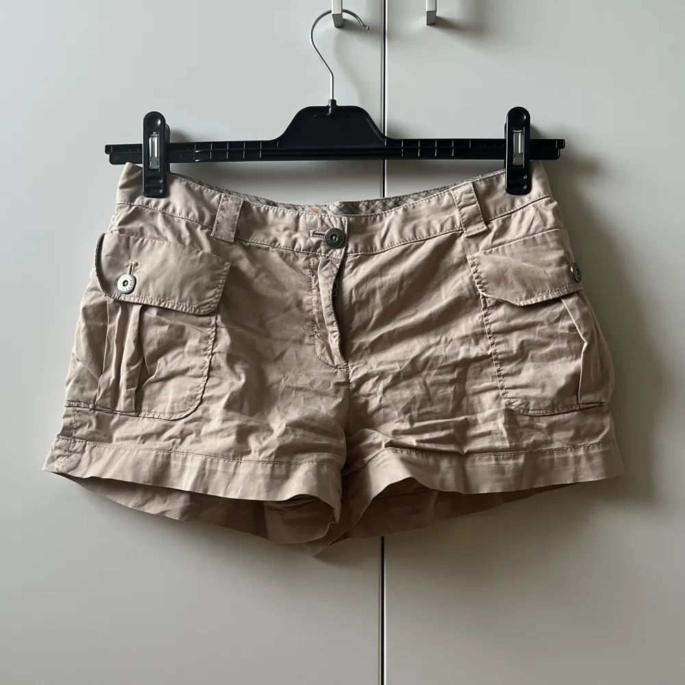 Beiga shorts från märket Brooks Brothers. Fickor med knapp finns på shortsens sidor. 🙌. Shorts.