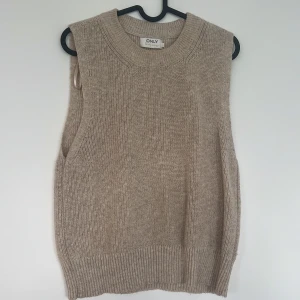Beige stickad väst - Jättefin beige stickad väst från ONLY, använd men i fint skick! Storlek M men lite oversize😍 100kr+frakt