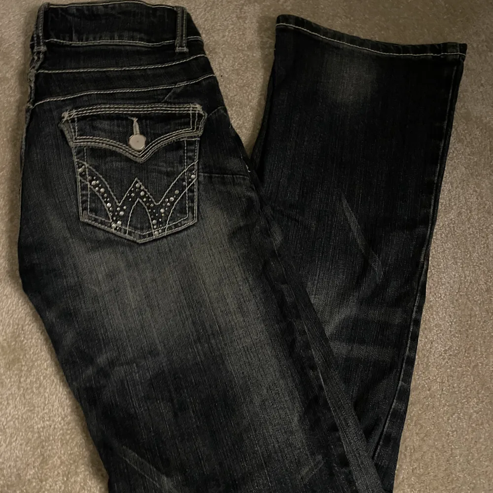 Säljer mina jättefina bootcut lågidjade jeans då de är lite för korta för mig som är 172💘 de står ingen storlek i byxorna men skulle säga att det är storlek xs ungefär💘. Jeans & Byxor.