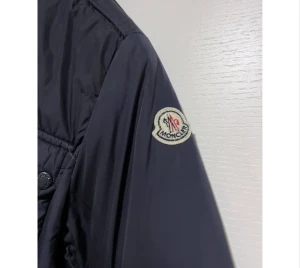 Säljer min moncler dunjacka i fint skick för den är för liten för mig den är givetvis helt äkta och bevis finns! - Den är i storlek 164 och väldigt fint skick har knappt andvänt den!