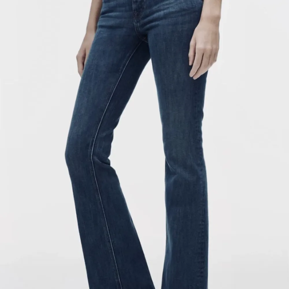 Säljer mina mid waiste flared jeans från Zara, dem är i ny skick då jag aldrig använt dem. Lite långa för mig som är 155😊kontakta mig om ni har frågor eller funderingar. Jeans & Byxor.