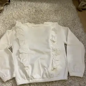 En vit sweatshirt från Lindex. Aldrig använd och köpt för 350kr. Jag fina volanger på både fram och bak sida. Passar alla med storlek xxs-xs.