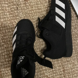 Adidas tyngdlyftarskor - Säljer mina lyftarskor, använda någon enstaka gång, skorna är i nyskick! Storlek 40 men små i storleken så skulle säga 39! Nypris: 1 199 men säljer för 800 plus frakt! För frågor skriv, annars kan jag tänka mig sälja billigare vid snabb affär!🩷