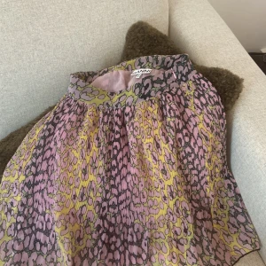 Ganni kjol - Säljer denna söta kjol från Ganni!! Storlek 34