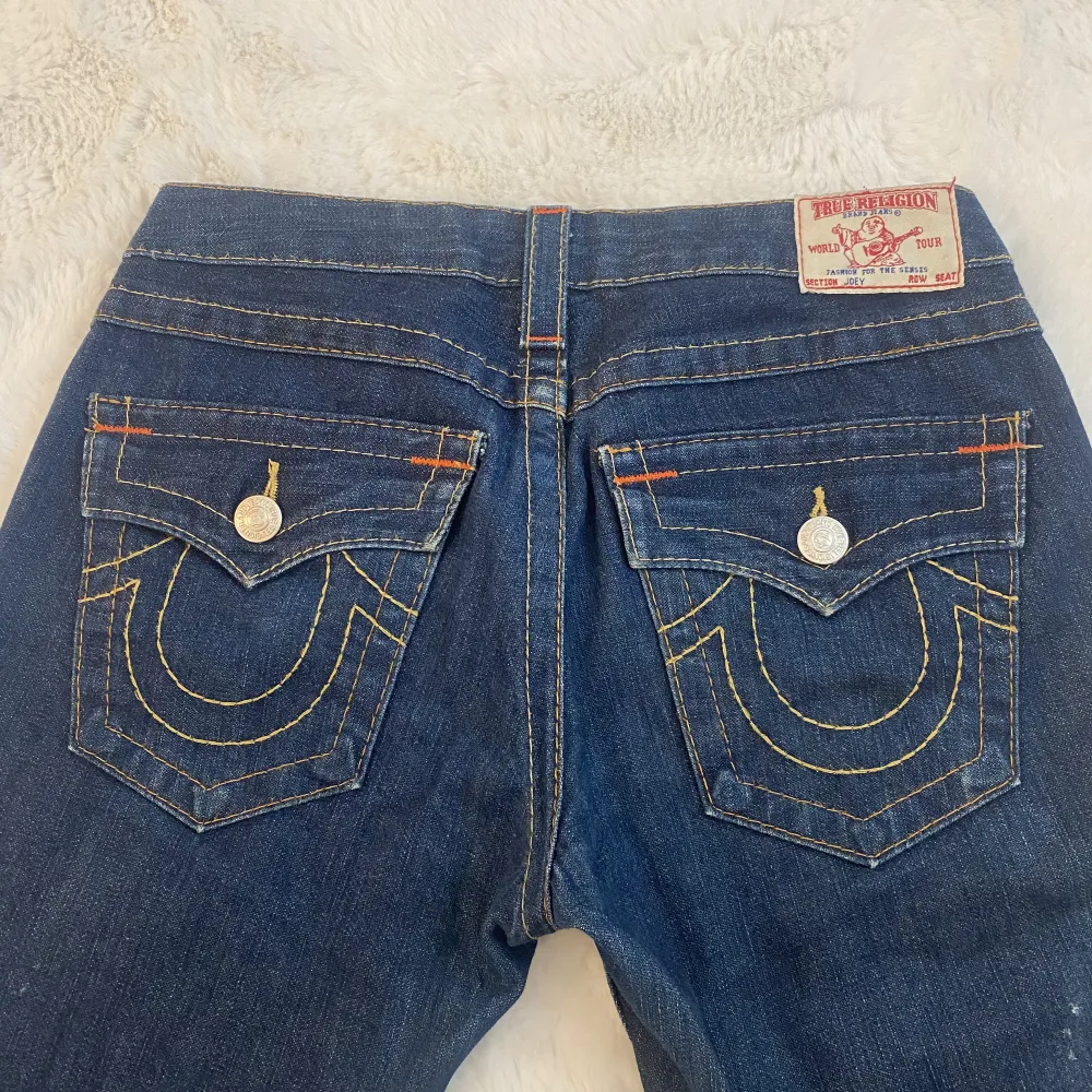 superfina lågmidjade bootcut jeans från true religion som är sprättade längst ner! säljer eftersom dom blivit för små för mig. innebensmåttet:80cm💞. Jeans & Byxor.