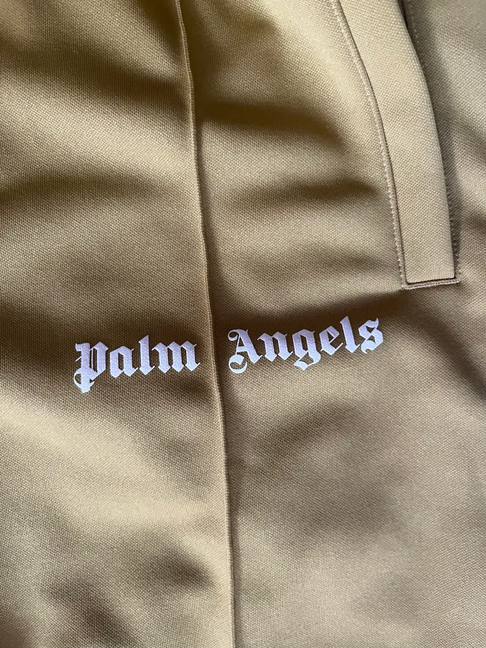 Säljer mina palm angels byxor i strl S, använd endast ett fåtal gånger så inga märken eller tecken på slitage! Kom gärna med bud! Köpta på double - y i Malmö . Jeans & Byxor.