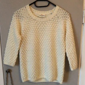 Stickad tröja  - Fin stickad tröja med 3/4 ärmar från Holly&White. Storlek S. Använd inte köp nu, kontakta mig vid intresse💗