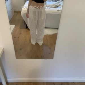 Linnebyxor - Vita linnebyxor från gina Tricot som tyvärr är för stora för mig😩