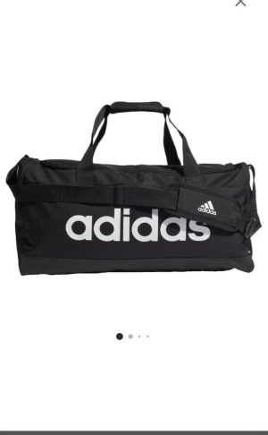 Adidas gymväska  - Vanlig gym väska där allt tillbehör får plats. Ny skick  Från zalando nypris: 279kr