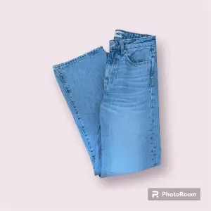 High waisted jeans I stormed XS. Är själv 176 cm och de passar.   ”Jeans med hög midja och smal passform över höften. Släpper på låren till en lös passform över benen och slutar i en vid fotöppning.”