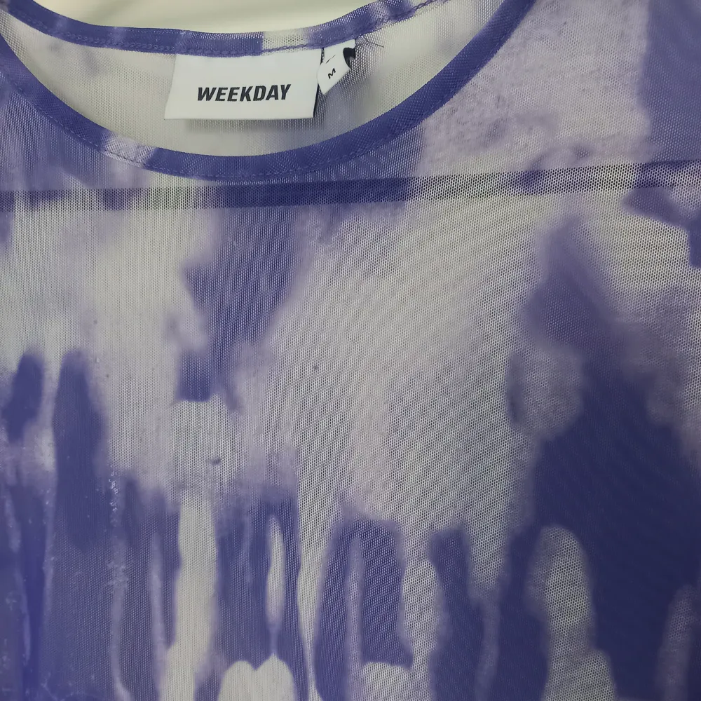 Semi transparent purple and white mesh longsleeve. Blusar.