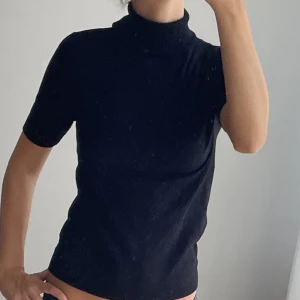 Topp ifrån Zara - Två toppr ifrån Zara med halterneck, antingen en för 100 eller båda för 180 💕 Båda är storlek S!