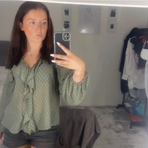 Zara blus  - Säljer denna ur snygga blusen då den är aldrig andvänd❤️ köpt för 379 om jag inte minns fel och säljer den för 260❤️GÅR NER I PRIS❤️ INGA DEFEKTER❤️ skriv för egna bilder 