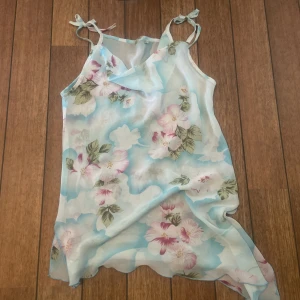 Asymmetriskt linne - A la y2k. Ganska långt. Meshtyg så man måste ha ett annat linne under