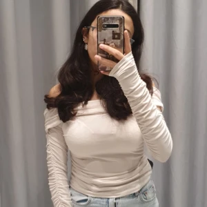 Hm långärmad tröja - Säljer denna tröja från H&M då den inte kommer till användning. Köpte den i vintras för 150-200kr (minns ej exakta priset). Använt endast en gång. Tryck inte på köp nu!! 💕🏖