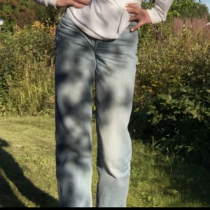 Weekday jeans - Jeans från weekday med slits nertill. Jag har växt ur dem så dem kommer ej till användning