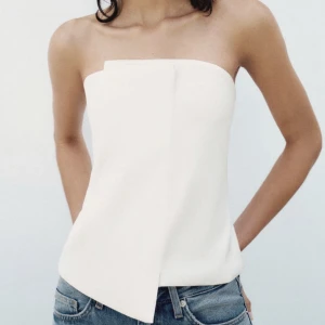 Zara topp  - Säljer denna skitnsygga topp från zara i strlk L som är för stor och tyvärr inte kommer till användning. Toppen är i nyskick har inte använts något💕