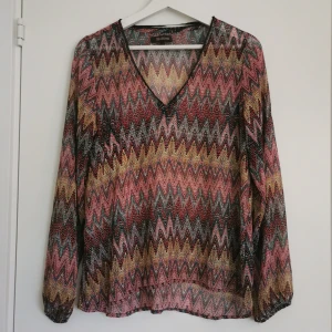 Blus  - Mönstrad blus i luftigt tyg. Sparsamt använd. Fint skick. 