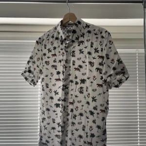 Ted baker London skjorta  - Säljer pappas skjorta då dem inte används längre. Ted baker london med uppvikta armar. Mycket fint skick, nästan oanvänd. Strl L slim fit.