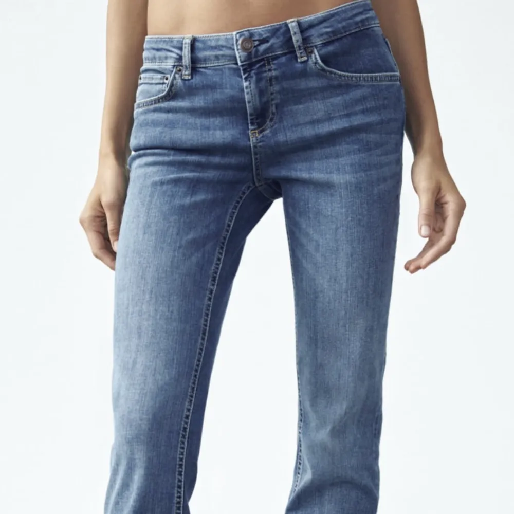 Bootcut jeans från zara, endast testad . Jeans & Byxor.