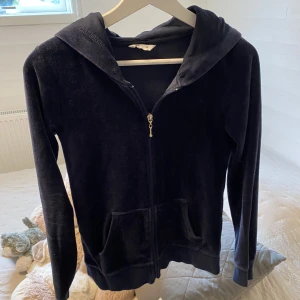 Zip tröja sammet - Blå ziptröja i sammetsmaterial från Cubus, liknar Juicy Couture. 