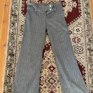 kostymbyxor  - lågmidjade kostymbyxor i skitfint tyg, med glitter/glimmer insytt i ränder. 