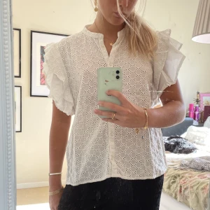 Blus med broderi - Vit blus med broderi. Nästan oanvänd.