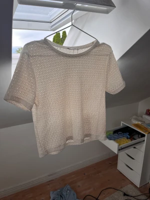 As snygg tröja! - Perfekt tröja nu inför i höst, passar så bra med ett par svarta jeans och ett diadem😍