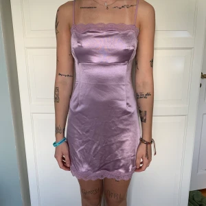 Klänning - Klänning från Urban outfitters, köptes för några år sedan men har knappt kommit till användning. Storlek xs. 180kr plus frakt