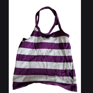 Halterneck - Jättefin randig hakterneck som inte komms till användning för att den inte passar med mina kläder. Tveka inte att ställa frågor!🙂