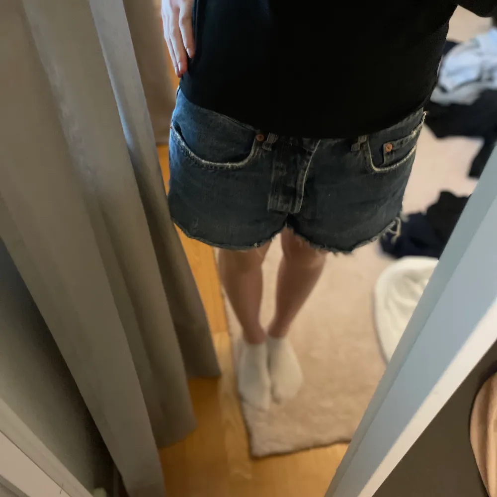 Midrise mörkblå jeansshorts från zara!⚡️⭐️. Shorts.