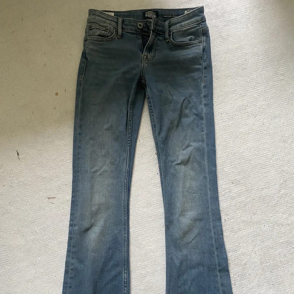 Superfina bootcut jeans (low) från crocker. Ny skick då dem endast är använda en gång. Midja storlek 24 Längs storlek 31. Jeans & Byxor.