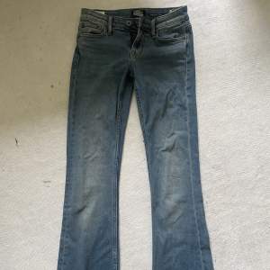 Superfina bootcut jeans (low) från crocker. Ny skick då dem endast är använda en gång. Midja storlek 24 Längs storlek 31