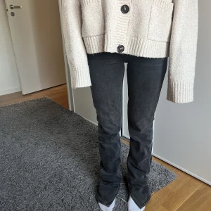 Grå jeans  - Snygga och populära jeans från zara med slits💕