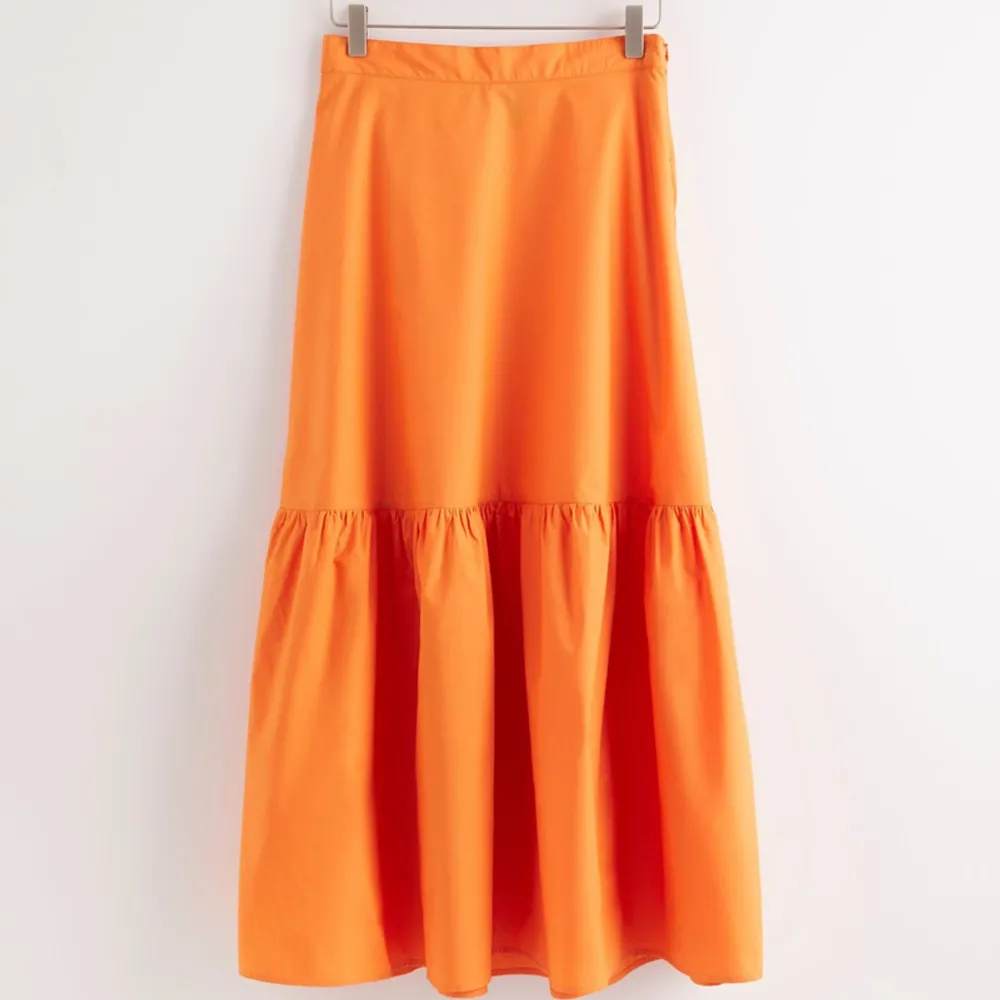 Så fin orange Långkjol som tyvärr va för kort på mig som är ca 172💓💓 storlek 38. Kjolar.