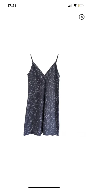 Brandy klänning  - Säljer denna fina klänning från brandy Melville då jag inte får användning av den tryck gärna på köp nu knappen 🤍(inga defekter)