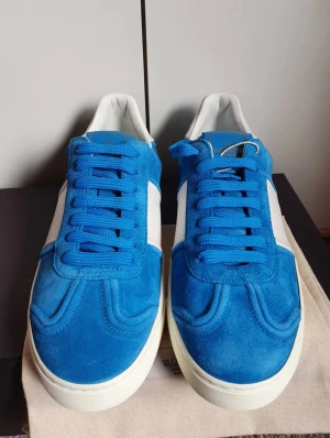 Valentino flycrew  - Säljer nu dessa feta valentino flycrew. Skorna är helt oanvända. Kommmer med dustbag, box och extra snören. Tveka inte att höra av dig vid minsta intresse! 