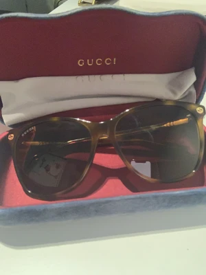 Nya Gucci solglasögon  - Endast provade, så inga repor eller dylikt. Medföljer original fodral samt putsduk. 