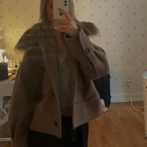 Meotine Jacka - OSÄKER OM JAG VILL SÄLJA!Nästan helt ny Meotine Jacka, använd ett fåtal gånger, osäker på om jag vill sälja, vill se vad jag kan få för den först! Köpt för 2800!