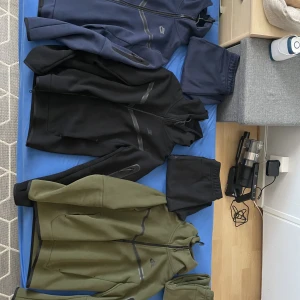 Nike tech  - 3 st Nike tech fleece  Nästan helt nya använda ba några gånger  M på byxorna och s/m koftorna 