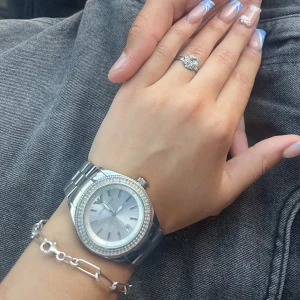 Klocka  - Säljer denna jätte fina Armani klocka pga att den är för stor för mig! Pris kan diskuteras 