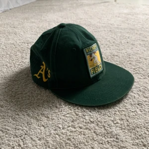 New era keps  - En grön new era keps, helt okej skick, köpte den på plick, hör av er för fler bilder/frågor 🥰