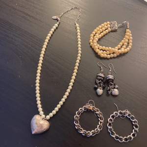 Ett halsband med ett silverfärgat hjärta, ett armband och två örhängen! Skriv privat för mer bilder!!💗