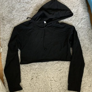 Svart croppad hoddie - Svart croppad hoodie från Meshki i stlk XS. Aldrig använd, prislapp kvar. Slutsåld på hemsidan. 