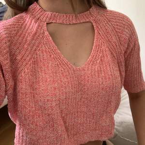 Korallrosa croppad tröja med hål över bröstet och 2/4 ärm från Urban Outfitters i stlk XS. Köpt i USA. Slutsåld i butik. 