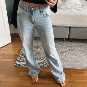 Zara jeans i strl 36. Använda 2 gånger så bra skick. Är 174 cm lång 