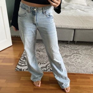 Zara jeans   - Zara jeans i strl 36. Använda 2 gånger så bra skick. Är 174 cm lång 