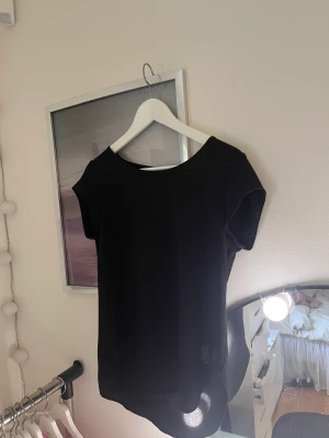 Vero Moda t-shirt  - Säljer denna jätte fina tröja pga använder den inte längre. Väldigt skönt och luftigt material som är perfekt både till vardags, men även till lite mer uppklädda outfits.